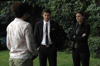 Bones - Die Knochenjägerin – Booth (David Boreanaz, M.); Dr. Brennan (Emily Deschanel, r.)