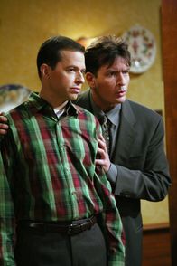 Two and a Half Men – Charlie (Charlie Sheen, r.) hat endlich genug davon, sich immer mit der gleichen Sorte von Frauen abzugeben und lässt sich deshalb zu einem gemeinsamen Abendessen mit seinem Bruder Alan (Jon Cryer, l.), dessen Freundin Donna und deren Freundin Linda, überreden ...