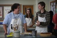 Superbad – Die besten Freunde Seth (Jonah Hill, l.) und Evan (Michael Cera, r.) werden auf eine Hausparty eingeladen. Doch um bei den Mädchen Eindruck zu machen, brauchen sie eins: Alkohol.