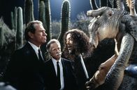 MIB - Men In Black – Die 'Men in Black' sind im Einsatz (v.l.): Agent K (Tommy Lee Jones) und Agent D (Richard Hamilton) treffen auf den alten Bekannten 'Mickey' (John Alexander).