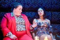 The Outlaws – Diane (Jessica Gunning, l.) gibt Rani (Rhianne Barreto, r.) Ratschläge in Sachen Liebe.
