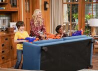 The Neighborhood – (v.l.n.r.) Grover Johnson (Hank Greenspan); Gemma Johnson (Beth Behrs); Tina Butler (Tichina Arnold)