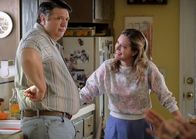 Young Sheldon – George Cooper sen. (Lance Barber, l.); Mary Cooper (Zoe Perry, r.)