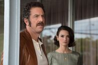 Happily Married – Serge Paquette (Patrice Robitaille, l.); Grazia (Charlotte Le Bon, r.)