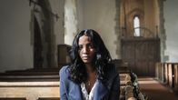 Detective Grace – Steht bei ihrer Hochzeit allein vorm Altar: Ashley Haynes (Alisha Bailey).