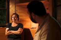 Tatort – Weil sie überzeugt ist, dass die beiden Flüchtigen bei ihrem Freund Mesut (Sahin Eryilmaz) auftauchen werden, rührt Franziska Tobler (Eva Löbau) sich nicht mehr aus dessen Waldhaus weg.