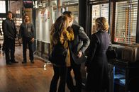 Castle – Wer ist die Frau (Cara Buono, M.) die Kevin Ryan (Seamus Dever, M.) so stürmisch küsst? Das fragen sich auch Castle (Nathan Fillion, l.), Esposito (Jon Huertas, 2.v.l.) und zu guter Letzt Kevins Ehefrau Jenny (Juliana Dever, r.) ...