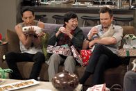 Community – Liebevoll organisiert Jeff (Joel McHale, r.) eine Weihnachtsfeier für sich und seine Freunde, doch für Abed (Danny Pudi, l.) und Chang (Ken Jeong, M.) verläuft der Abend anders als geplant ...
