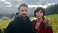 Inspector Mathias - Mord in Wales – Insepctor Tom Mathias (Richard Harrington, li.) und seine Kollegin Mared Rhys (Mali Harris) müssen den mysteriösen Mord an einem Farmer aufklären.