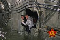 Metro - Im Netz des Todes – Garin (Sergei Puskepalis,l.) und Konstantinov (Anatoly Bely) müssen versuchen die Überlebenden aus den tödlichen Schächten zu führen.