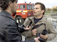 Mankells Wallander – Stefan Lindman (Ola Rapace, li.) nimmt einen allzu neugierigen Pressefotografen (Mattias Malmgren) fest.