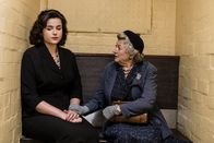 Father Brown – Mrs McCarthy (Sorcha Cusack) tröstet Bunty (Emer Kenny).