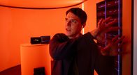 SOKO Stuttgart – Digitales Desaster: Als ein ungewöhnlicher Notruf die Zentrale erreicht, der KI-Unternehmer Danny Nolte läge tot im Smart Home-Kontrollraum seiner Wohnung, macht sich Rico Sander (Benjamin Strecker) sofort auf den Weg zum Tatort. Dort stellt sich heraus, dass der Anrufer kein Mensch, sondern ein hochintelligentes Smart Home-System namens FRANK (Stimme: Patrick Winczewski) war. Hat FRANK sich etwa gegen seinen Schöpfer aufgelehnt und diesen ermordet?