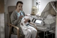 Snow Angels – Die idealistische Kinderkrankenschwester Maria (Maria Rossing) handelt eigenmächtig.