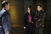 Brooklyn Nine-Nine – (v.l.n.r.) Beefer (Matt Lowe); Amy Santiago (Melissa Fumero); Jake Peralta (Andy Samberg)