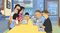 Bob's Burgers – Bob (l.), Linda (3.v.l.), Louise (M.), Gene (3.v.r.), Tina (2.v.l.) und ein paar Gäste sind entsetzt, als sie die negative Rezension von Moody Foodie in der Zeitung lesen ...
