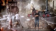 Deutschland in ... – Mirko Drotschmann vor einem Symbol der Industriellen Revolution, die das Leben der Menschen stark verändert hat.