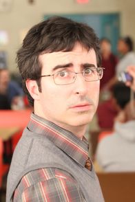 Community – Professor Duncan (John Oliver) und "Student" Chang versuchen sich mit einstweiligen Verfügungen gegenseitig auf Abstand zu halten ...