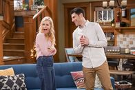 The Neighborhood – Gemma Johnson (Beth Behrs, l.); Dave Johnson (Max Greenfield, r.)
