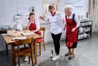 Sturm der Liebe – Greta (Laura Osswald, M., mit Antje Hagen, r.) verletzt sich versehentlich bei der Arbeit.