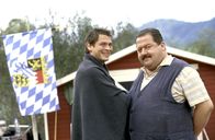 Die Rosenheim-Cops – Eine schöne Pleite, denn nun muss sich Korbinian Hofer (Joseph Hannesschläger, re.) im Beisein seines Kollegen Christian Lind (Tom Mikulla) von einem Naturschützer eine Strafpredigt anhören.