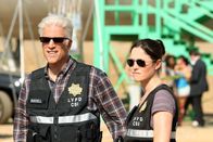 CSI: Vegas – Bei einem Rave in der Wüste wird ein Mädchen erschossen. D.B. Russell (Ted Danson) und Sara Sidle (Jorja Fox) ermitteln.