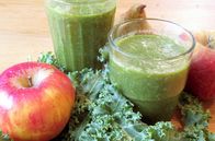Zu Tisch ... – Der gesunde Grünkohl ist in der Küche vielseitig einsetzbar, auch roh mit Obst im Smoothie.