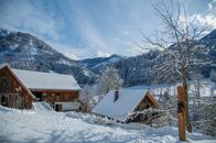Heimat in den Alpen – Der Hof von Zdravko Haderlap in Bad Eisenkappel unter einer Schneedecke.