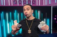 Babbel Net! – "Babbel Net!" sagt der Kurpfälzer, wenn jemand kein dummes Zeug reden soll. Davor will Bülent Ceylan sein Publikum bewahren und verrät in seinem Comedy-Tutorial alles, was man zum Thema Geld wissen muss, um auf jeder Party mitreden zu können. Dabei hilft ihm Finanz-Influencer Simon Schöbel, der Bülent interessante Finanztips gibt und mit Bülents Alter Ego "Anneliese" ein Aufklärungsvideo zum Thema Luxus-Marken produziert. Bülent erkundet exklusiv ein geheimes Hochsicherheitslabor, in dem Euroscheine auf ihre Haltbarkeit getestet werden und der ehemalige Geldfälscher Jürgen Kuhl verrät ihm, wie es ihm gelang fast perfekter Dollar-Blüten zu drucken und warum das keine so gute Idee war. Mitwirkende: Bülent Ceylan; Jürgen Kuhl; Simon Schöbel; Esra; LauRAW