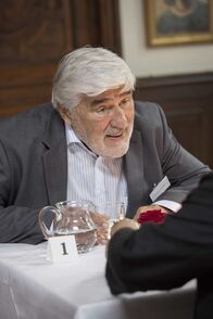Altersglühen – ARD/WDR ALTERSGLÜHEN - SPEED DATING FÜR SENIOREN, Regie, Buch: Jan Georg Schütte Uhr im ERSTEN. Johann Schäfer (Mario Adorf), Ex-Unternehmer und Vater eines Sohnes, hat den Tod seiner geliebten Frau noch nicht verarbeitet. Auf dem Sterbebett musste er ihr schwören, sich umgehend eine neue Partnerin zu suchen. Doch das fällt ihm zunächst ausgesprochen schwer.