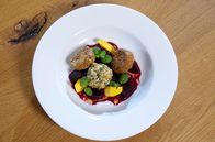 Kochs anders – Alis Hauptgericht: Rote Bete mit Falafel und einer Ziegenkäse-Nuss-Praline.
