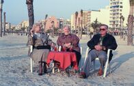 Alltagsgeschichte – "Alltagsgeschichte", "Meine Oma fährt im Winter nach Mallorca." 'Meine Oma fährt im Winter nach Mallorca' ist die Alltagsgeschichte von Elizabeth T.Spira. Ab Dezember, wenn es in der Heimat kalt und ungemütlich wird, fahren tausende Rentner auf die spanischeInsel, um zu überwintern. Sie leben in den großen Hotels an der Südküste, wo ihnen geboten wird, was sie zu Hause kaum noch finden: Gesellschaft, Unterhaltung und Betreuung.