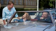 Der große Rudolph – Von links: Konstantin Graf von Antzenberg (Robert Stadlober) wird von Gerdi (Sunnyi Melles) und Toni (Hanns Zischler) zu einer Shoppingtour abgeholt.