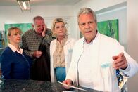 Utta Danella - Wer küsst den Doc? – Der ganze Trubel um den Besuch seiner Tochter bringt den Zahnarzt Leander (Peter Sattmann) völlig durcheinander – seine Patienten Rolf (Harry Täschner) und Johanna Reichelt (Johanna Bittenbinder) sowie seine Sprechstundenhilfe Anna Maria (Saskia Vester) sind etwas irritiert.