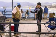 The Neighborhood – Calvin Butler (Cedric the Entertainer, l.); Dave Johnson (Max Greenfield, r.)