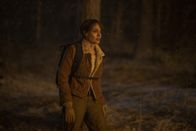 They Want Me Dead – Hannah (Angelina Jolie) flieht mit Connor vor Killern und Feuer durch den Wald.