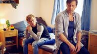 Der Lehrer – Stefans (Hendrik Duryn, r.) neuer Schüler Clemens (Fabian Jaray) ist taub. Seine Erzählungen über den wahren Grund seines Verhaltens schockieren Stefan. +++ Die Verwendung des sendungsbezogenen Materials ist nur mit dem Hinweis und Verlinkung auf TVNOW gestattet. +++