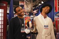 Community – Die beiden Freunde Abed (Danny Pudi, r.) und Toby (Matt Lucas, l.) müssen ihre erste Freundschaftskrise überwinden. Ob das gut geht?; Die beiden Freunde Abed (Danny Pudi, r.) und Toby (Matt Lucas, l.) müssen ihre erste Freundschaftskrise überwinden. Ob das gut geht?