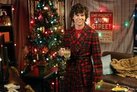 The Middle – Nachdem Mike entdeckt hat, dass die Möbel, die er auf Anweisung seines Bruders lagern soll, gestohlen sind, nutzt Axl (Charlie McDermott) die Gelegenheit, um sich mit diesen Möbeln seine eigene Junggesellenbude in der Garage einzurichten ...