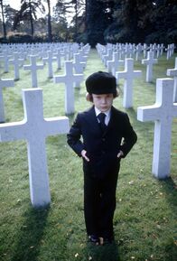 Das Omen – Der kleine Damien (Harvey Stephens) ist kein Kind wie alle anderen. In seiner Umgebung sterben Menschen unter mysteriösen Umständen.