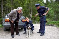 Die Rosenheim-Cops – Nachdem der Trüffelhund des Verstorbenen herrenlos durch den Walt gelaufen ist, nehmen sich Kommissar Stadler (Dieter Fischer, l.), Polizeihauptmeister Mohr (Max Müller, M.) und dessen Kollege seiner an.