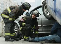 Chicago Fire – Heikle Situation:Jesse Spencer als Matthew Casey, Taylor Kinney als Kelly Severide (Copyright SRF/NBC Universal)