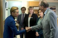 Stenzels Bescherung – Filialleiter Volkmar Stenzel (Herbert Knaup, re.) bekommt den jungen Karrieristen Tutz (Constantin von Jascheroff, li.) vor die Nase gesetzt. Boris (Tom Böttcher), Gitte (Vera Kasimir, Mitte) und Dorothea (Sanne Schnapp) aus seinem Team schauen zu.
