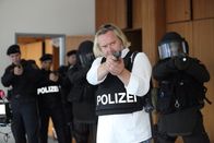 SOKO Wien – Oberstleutnant Nowak (Gregor Seberg, vorne) stürmt mit einem Sonderkommando den Ort, an dem Hassan Alawi von den Entführern festgehalten wird.