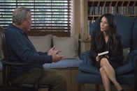 Elementary – Inspiriert von der Arbeit seiner Tochter, schreibt ihr Stiefvater Henry (John Heard, l.) einen Krimi - ohne Joan (Lucy Liu, r.) jemals um Erlaubnis gefragt zu haben. Das führt nicht nur zum Streit über das Buch, sondern befördert auch so manch andere Probleme zwischen den beiden zu Tage ...