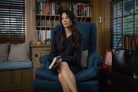 Elementary – Enttäuscht von ihrem Stiefvater, der ohne sie zu fragen, ein Buch über ihre Arbeit mit Holmes schreibt: Joan Watson (Lucy Liu) ...