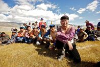 In der Mitte ein Feuer – Ringer versammeln sich vor dem Kampf bei Naadam-Fest.