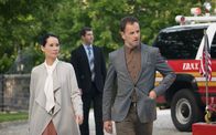 Elementary – Ermitteln im Fall eines ehemaligen FBI-Agenten, dessen Ermordung wohl etwas mit einem seiner vergangenen Fälle zu tun hat: Joan (Lucy Liu, r.) und Sherlock (Jonny Lee Miller, l.) ...