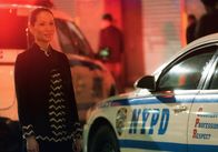 Elementary – Joan (Lucy Liu) wundert sich, als sie von Holmes' Vater alleine zum Dinner eingeladen wird ...