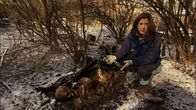 Moderne Wunder – Forensic expert Rebecca Wilson uncovers one of the 150 decomposing bodies on a "Corpse Farm" at the University of Tennessee. Researchers visit the farm to study the dynamics of human decomposition.